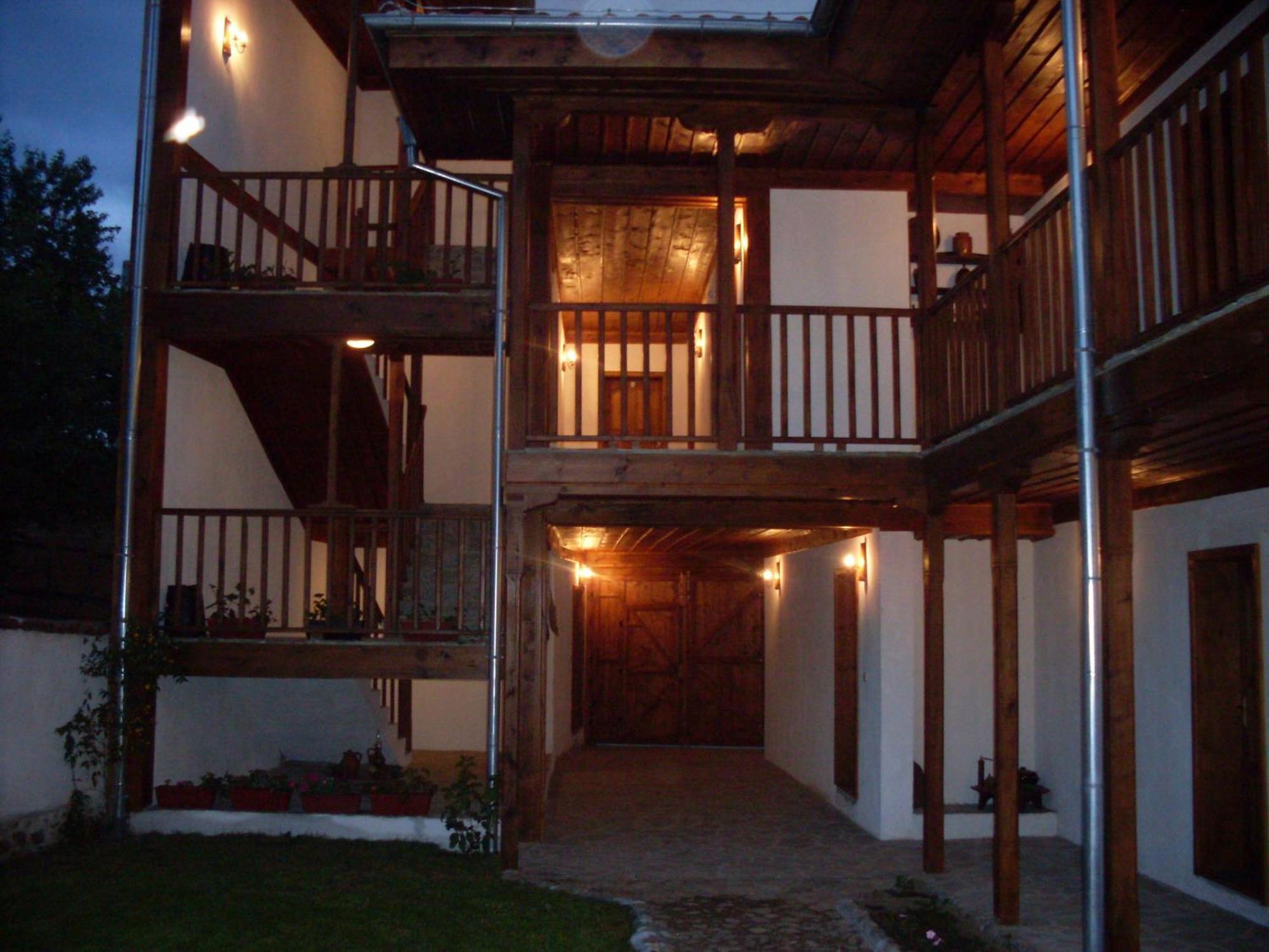 Tsutsovi House Hotell Kalofer Eksteriør bilde